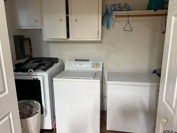 5th image of 104 Villa Dr