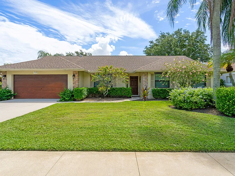 1532 Primrose Ln — Photo 2