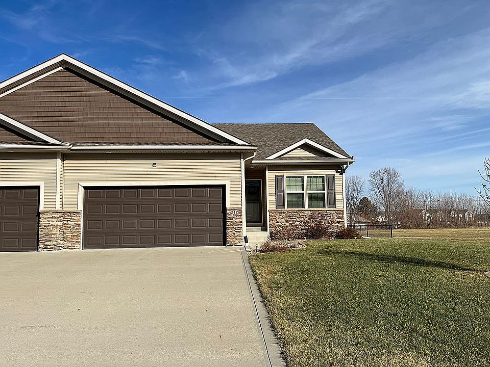 1st image of 210 NW Autumn Crest Dr