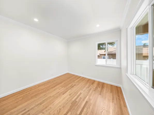 2074 N Summit Ave, Pasadena, CA 91103