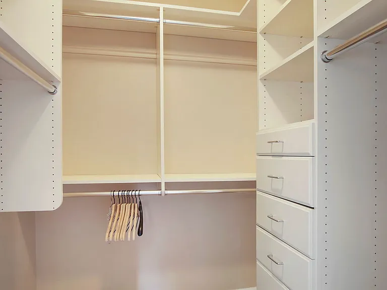 1037 N Village Dr #4 — Photo 3
