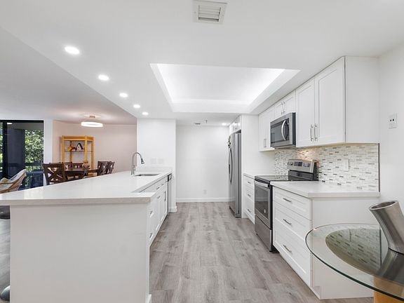 5th image of 955 Egret Cir APT 402