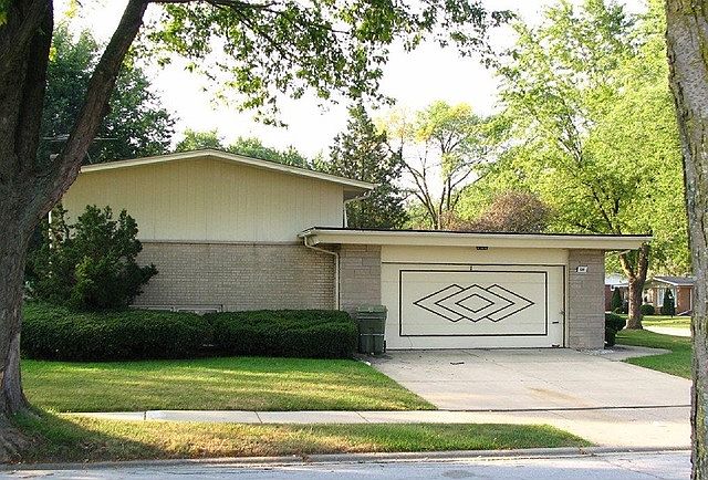 1st image of 930 W Strieff Ln