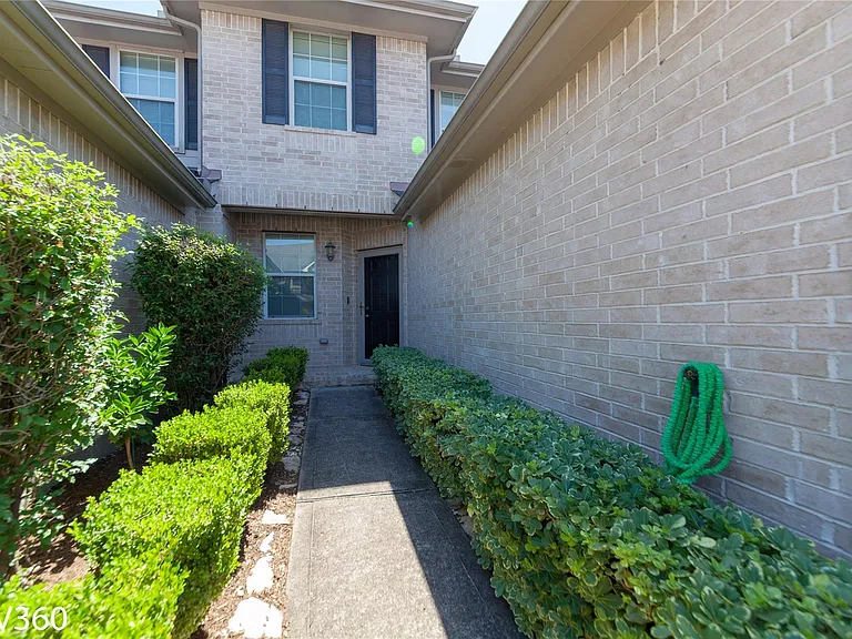 2943 Meadowglen Crst — Photo 4