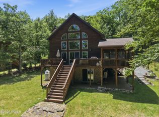 208 Fawn Lake Dr, Hawley, PA 18428