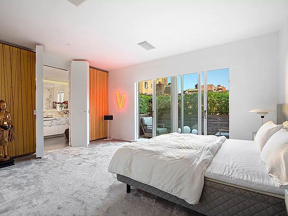 5th image of 134 W 10th St Unit Penthouse