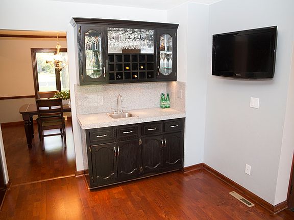 Wet Bar & Mounted TV