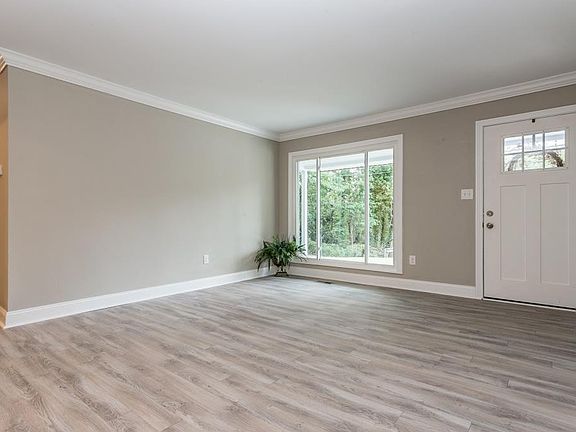4th image of 2389 Brenda Dr SE