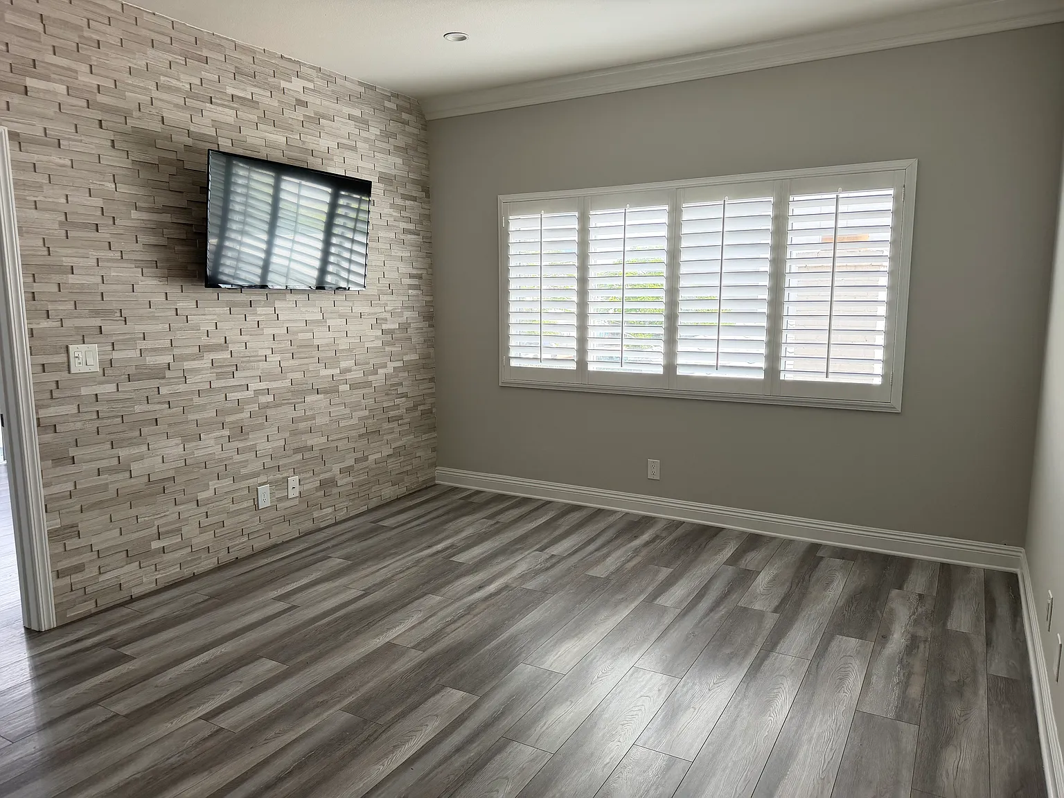 5543 Case Ave — Photo 2