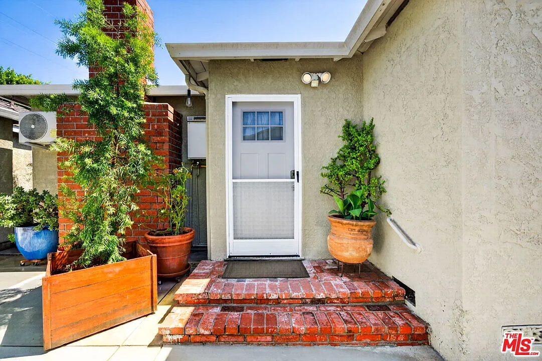 2 bed, 850 sqft, $3,295 — Photo 2