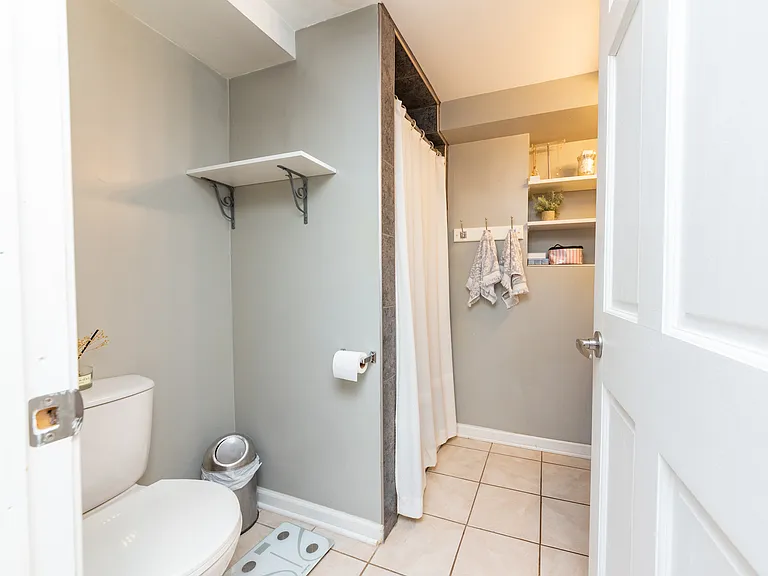 1332 W Barry Ave #GDN — Photo 11