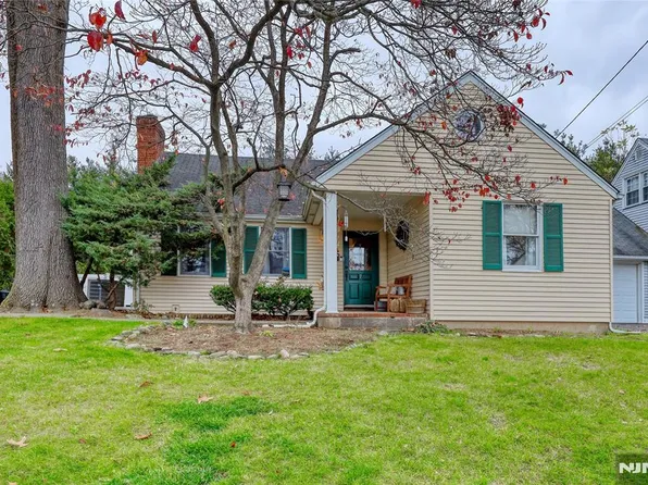 4 Colonial Dr, Midland Park, NJ 07432