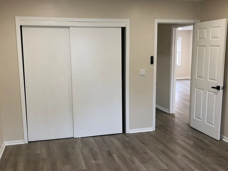 Master BR-B. No celling fan