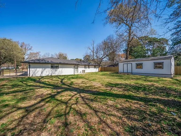 112 E Fairlane Dr — Photo 5