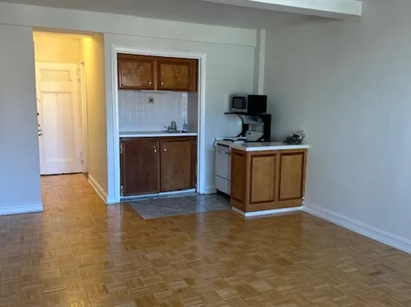 320 East 42nd Street image 1 of 8