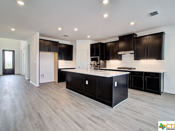 4th image of 727 Navarro St