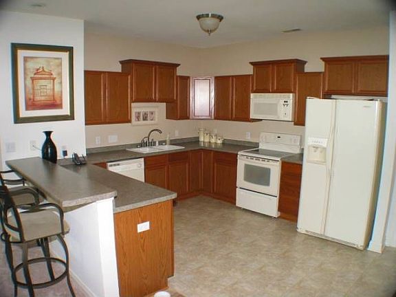 Kitchen w/snack bar