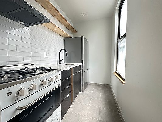 4th image of 56 Herbert St Floor 3