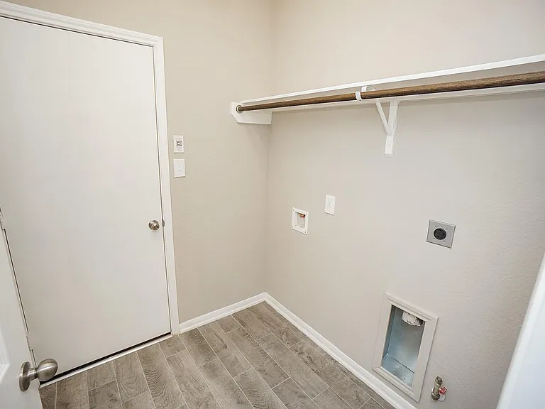 5463 Grand View Dr — Photo 14