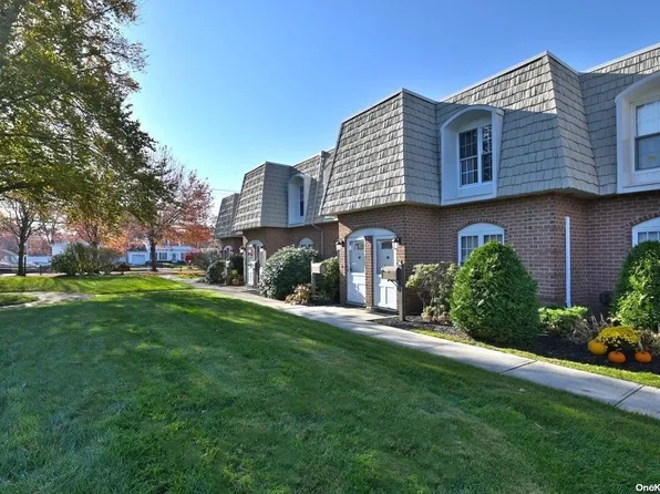 175 Main Avenue #105, Wheatley Heights, NY 11798