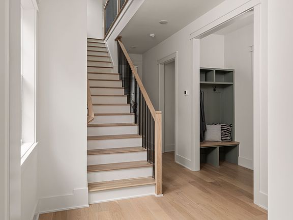 4th image of 313 Riverside Dr #B
