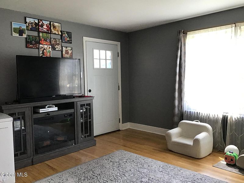 3rd image of 3945 Albany Street