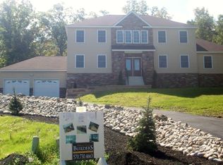 13 Fernwood Dr, Bushkill, PA 18324