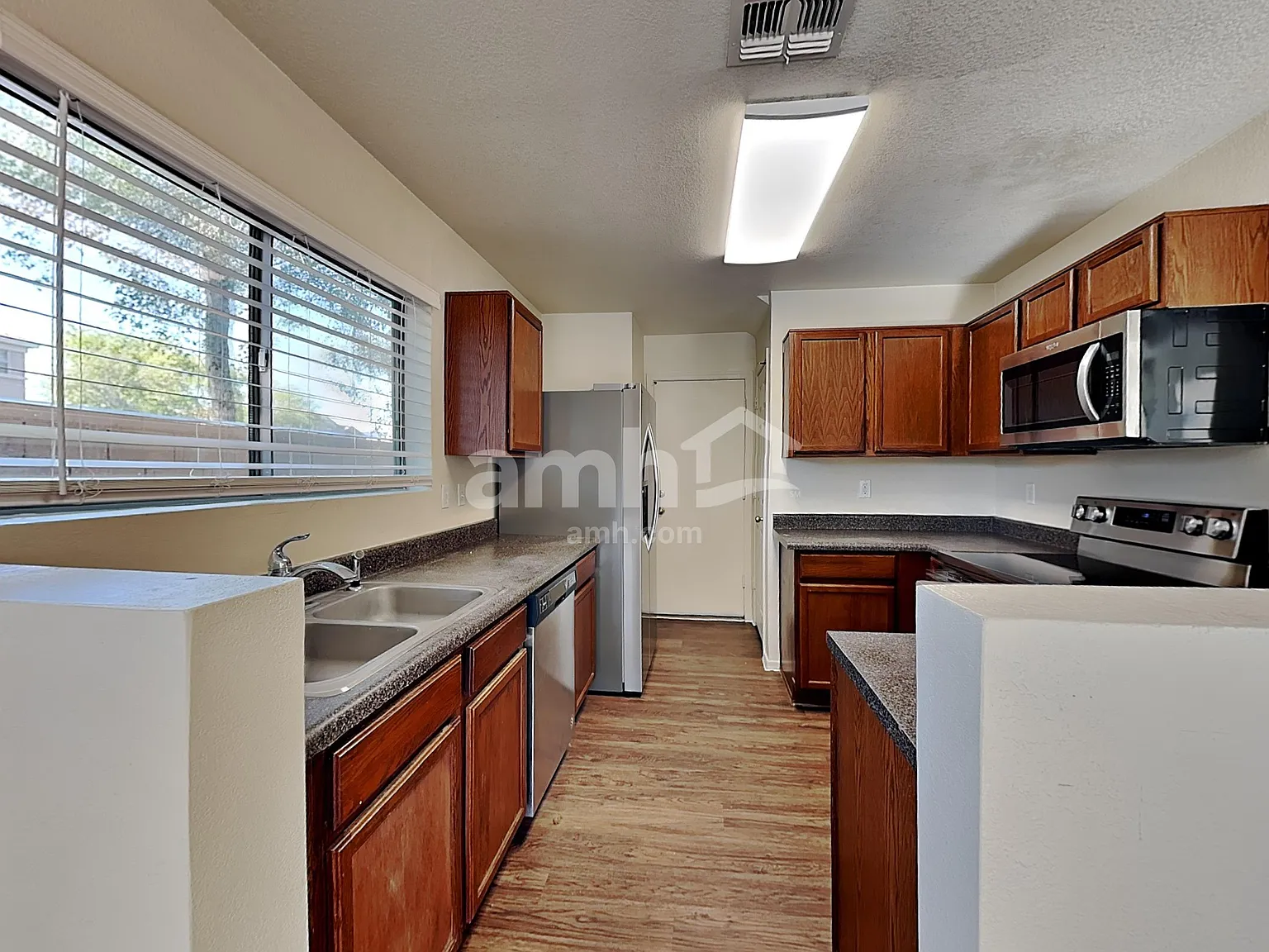 3 bed, 2.5 bath, 1401 sqft, $1,790 — Photo 3