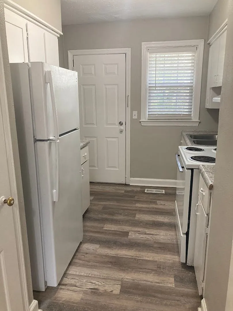 Historic Brookwood Apartments — Photo 2