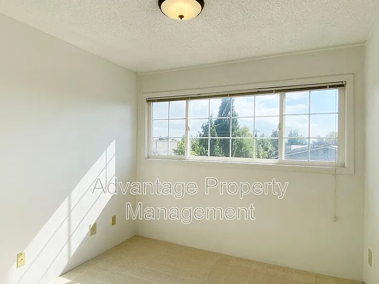 975 NW Garfield Ave #6 — Photo 6