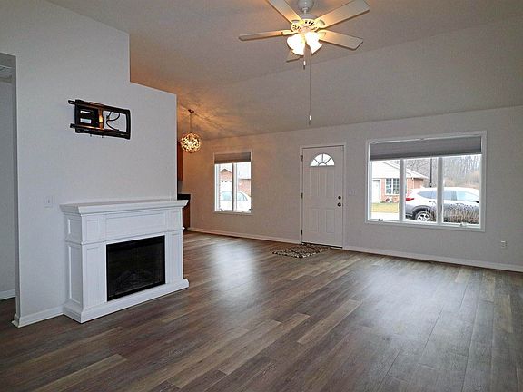 4th image of 836 Hickory Hl