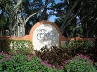 1062 The Pointe Dr, West Palm Beach, FL 33409