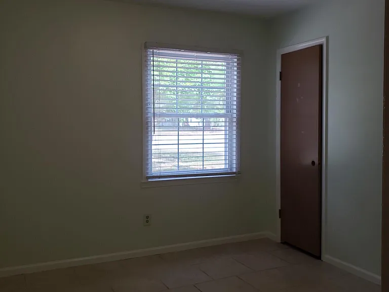 305 Sussex Ct — Photo 7