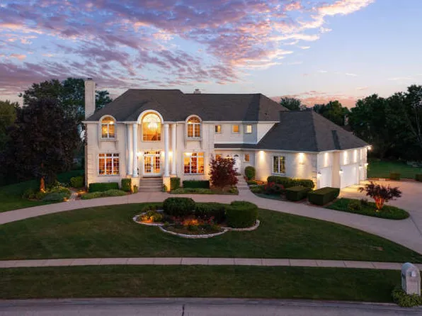 10530 Royal Porthcawl Dr, Naperville, IL 60564