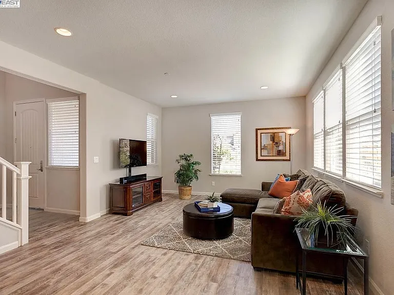 938 Flurry Dr — Photo 4