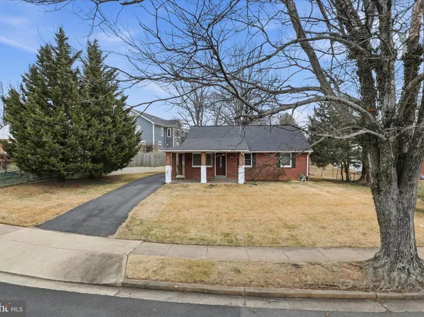 7416 Sportsman Dr, Falls Church, VA 22043