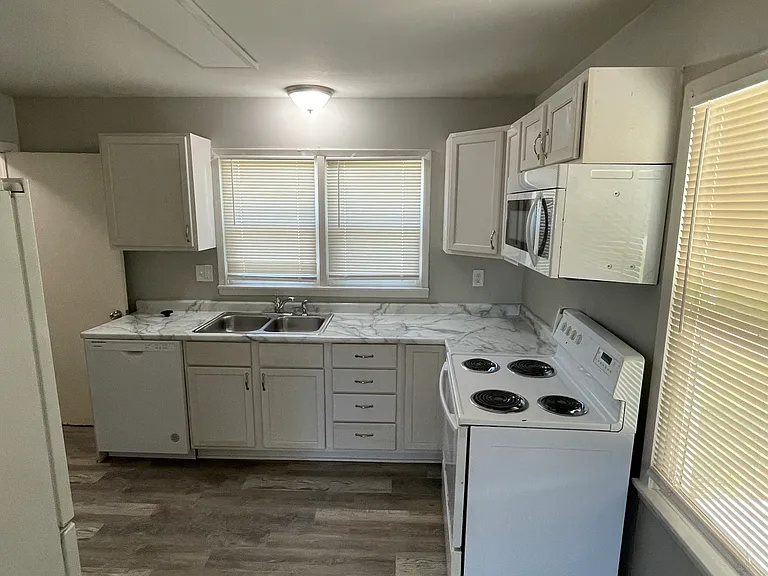 409 W Walnut St #B — Photo 3
