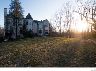5 Powder Horn Dr, Suffern, NY 10901