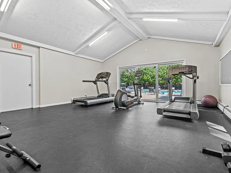 Apple Ridge Apartments - Livonia, MI — Photo 26