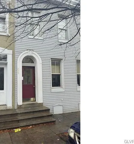 6th 633 N — Photo 1