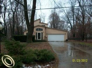 5445 Savoy Dr, Waterford, MI 48327