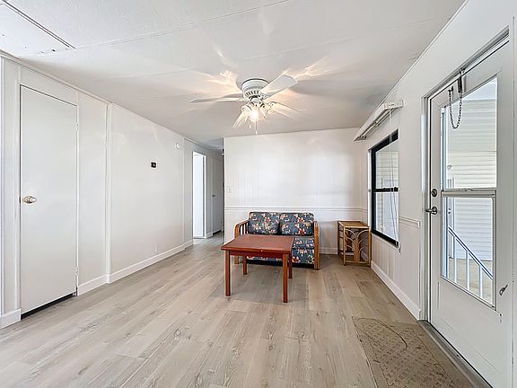 3rd image of 909 Sequoia St