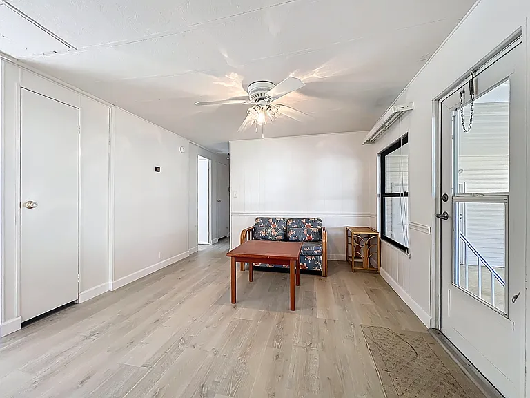 909 Sequoia St — Photo 3