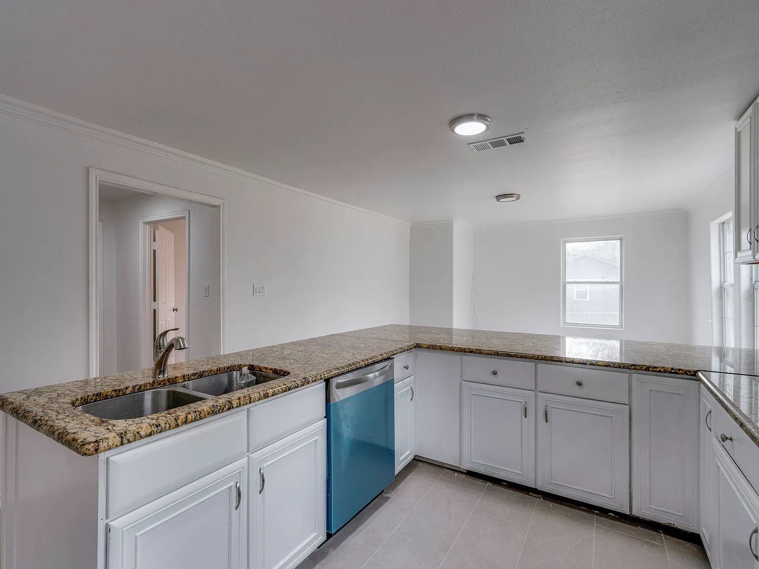 4 bed, 2020 sqft, $2,500 — Photo 4