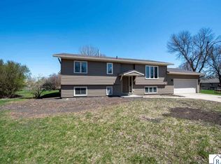 105 Chatsworth Dr, Mankato, MN 56001