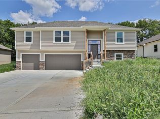 1121 NW Aspen Ct, Grain Valley, MO 64029