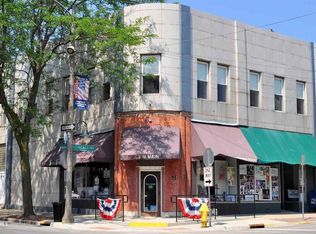 6 W Main St, Freeport, IL 61032