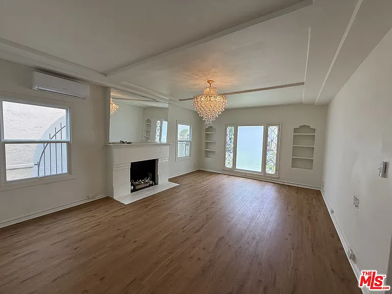 211 S Arnaz Dr #LOWER — Photo 9