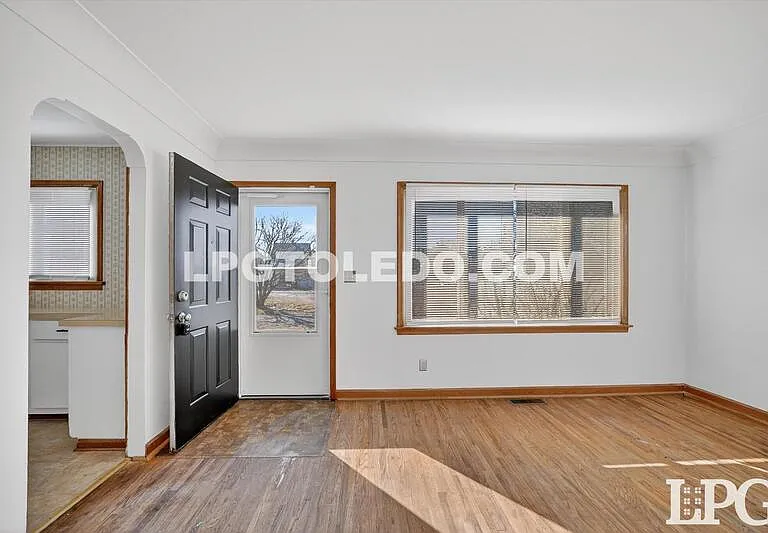 1525 Akron St — Photo 4