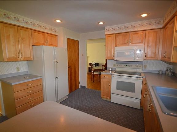 3rd image of 35 Edgewood Dr